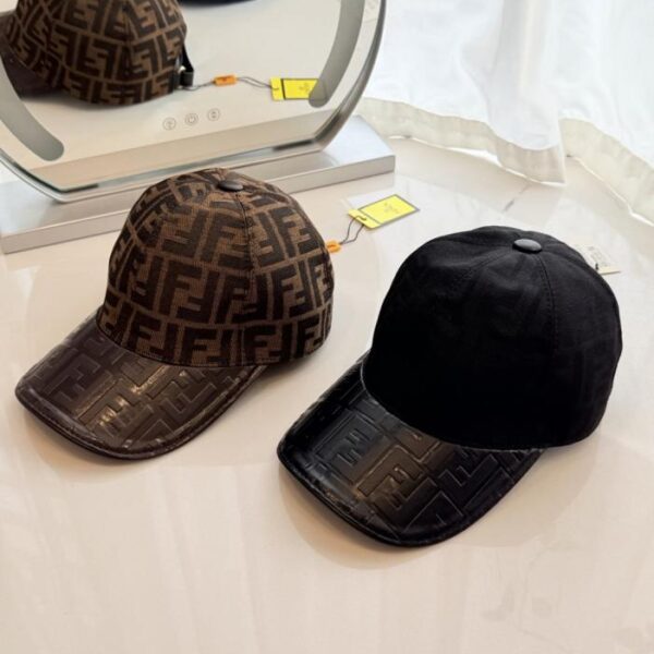 réplica,joyas,joyería,1:1,replica,fake,lujo,barato La nueva gorra de béisbol de FENDI (7M6LW1) ya está disponible en las boutiques.