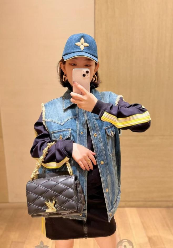 réplica,joyas,joyería,1:1,replica,fake,lujo,barato réplica,joyas,joyería,1:1,replica,fake,lujo,barato Una versión de alta costura del clásico azul vaquero de LV combinado con el icónico estampado del monograma (1VSUWW).