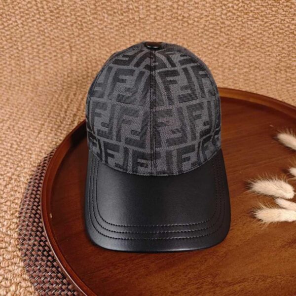 réplica,joyas,joyería,1:1,replica,fake,lujo,barato Fendi – Gorra de béisbol de cuero con retazos (KTZK4H)