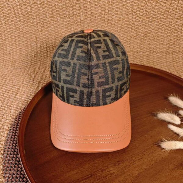 réplica,joyas,joyería,1:1,replica,fake,lujo,barato Fendi – Gorra de béisbol de cuero con retazos (L9FB18)