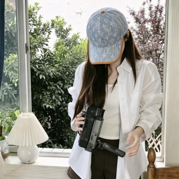 réplica,joyas,joyería,1:1,replica,fake,lujo,barato Versión de alta calidad sincronizada con el sitio web oficial de Louis Vuitton, nueva gorra de béisbol con monograma de mezclilla (1KQTGK)