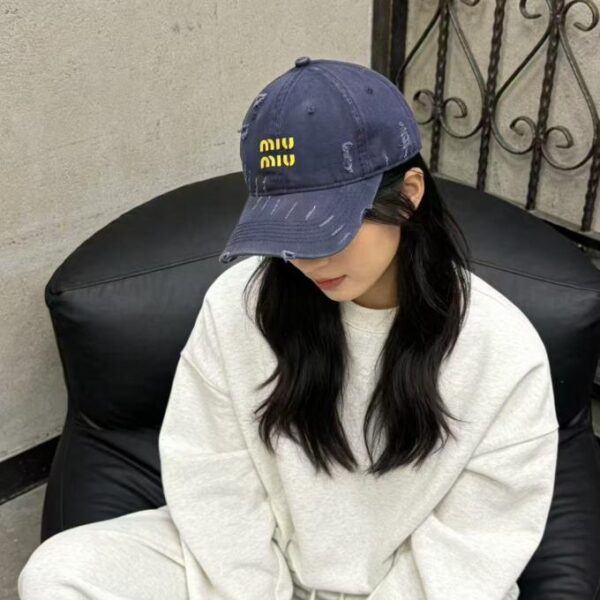 réplica,joyas,joyería,1:1,replica,fake,lujo,barato La nueva gorra de béisbol para todas las estaciones de MIUMIU que potencia la dopamina (AZRUAD)