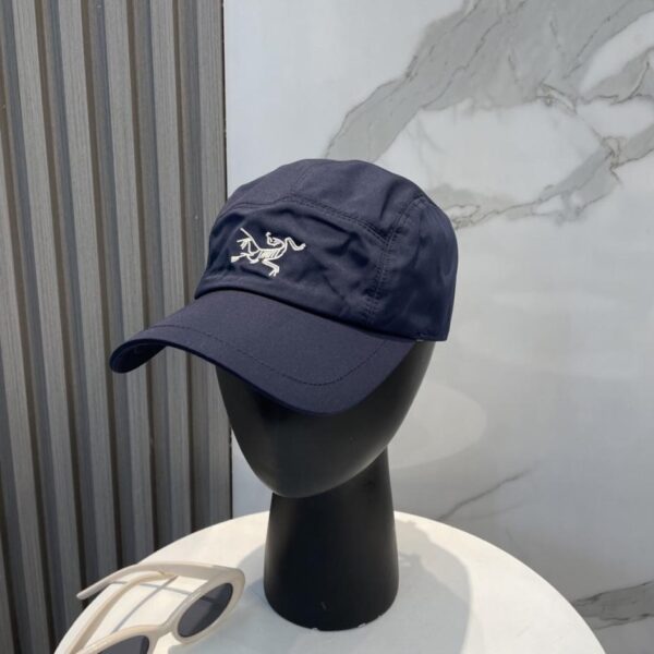 réplica,joyas,joyería,1:1,replica,fake,lujo,barato Gorra de béisbol con visera curva y logo bordado de pájaro pequeño de ARCTERYX, protección solar, estilo para parejas (GZD6ER)