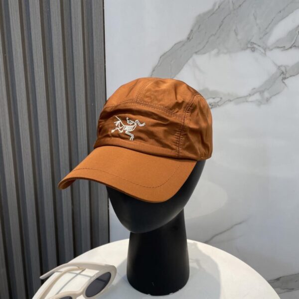 réplica,joyas,joyería,1:1,replica,fake,lujo,barato Gorra de béisbol con visera curva y logo bordado de pájaro pequeño de ARCTERYX, protección solar, estilo para parejas (MBFF03)