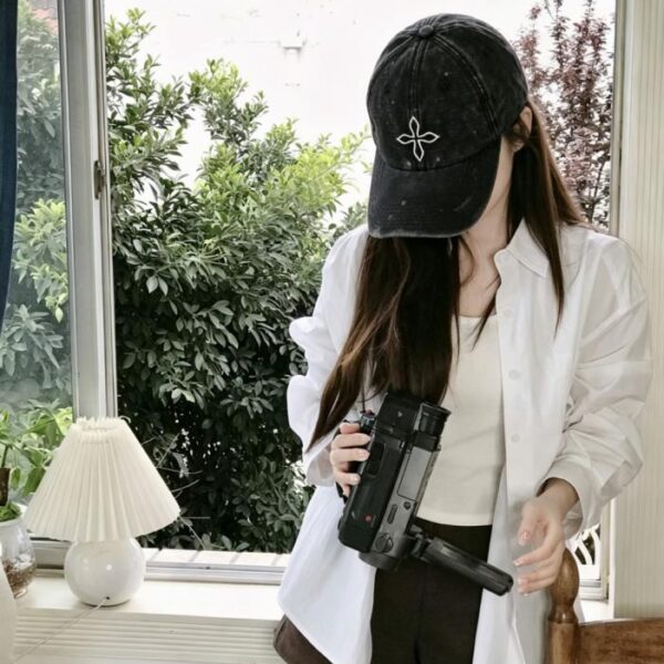 réplica,joyas,joyería,1:1,replica,fake,lujo,barato SMFK, una marca china de ropa urbana, presenta una nueva gorra de béisbol lavada con un logotipo bordado en forma de cruz (KGMTEV).