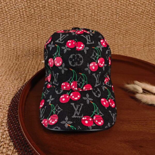 réplica,joyas,joyería,1:1,replica,fake,lujo,barato Gorra de béisbol de mezclilla con estampado de cerezas de Louis Vuitton (9KXMI3)