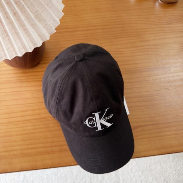 réplica,joyas,joyería,1:1,replica,fake,lujo,barato La nueva gorra de béisbol de tela de CK es un básico de vestuario informal y versátil (00YU95).