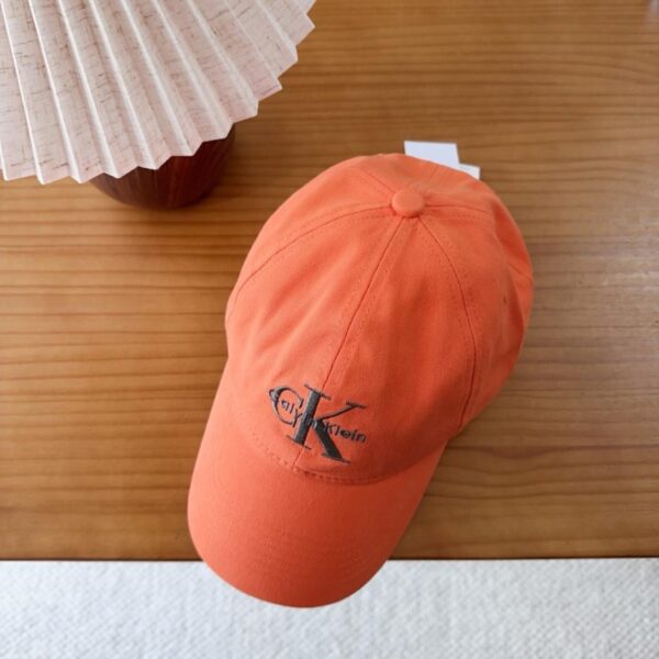 réplica,joyas,joyería,1:1,replica,fake,lujo,barato La nueva gorra de béisbol de tela de CK es un básico de vestuario informal y versátil (B87N6V).