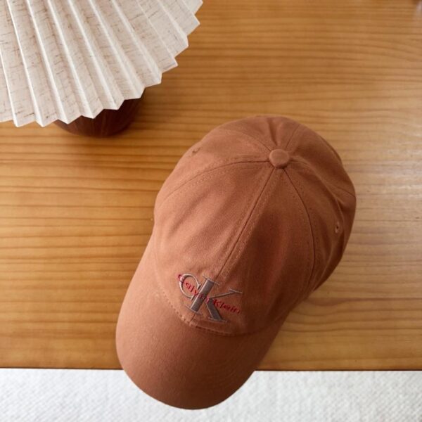 réplica,joyas,joyería,1:1,replica,fake,lujo,barato La nueva gorra de béisbol de tela de CK es un básico de vestuario informal y versátil (JI2TB9)