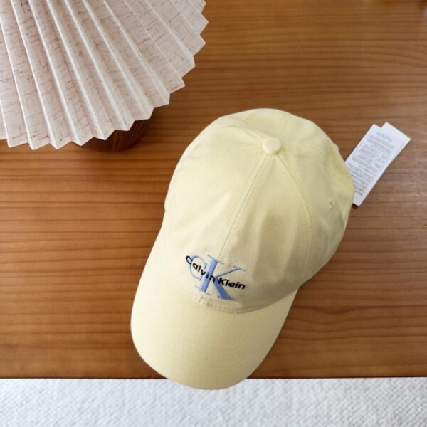 réplica,joyas,joyería,1:1,replica,fake,lujo,barato La nueva gorra de béisbol de tela de CK es un básico de vestuario informal y versátil (QE61UA).