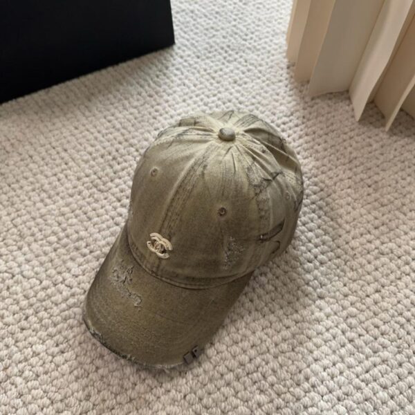 réplica,joyas,joyería,1:1,replica,fake,lujo,barato La nueva colección Otoño/Invierno de Chanel incluye gorras de béisbol clásicas, informales y modernas (FC63CO).