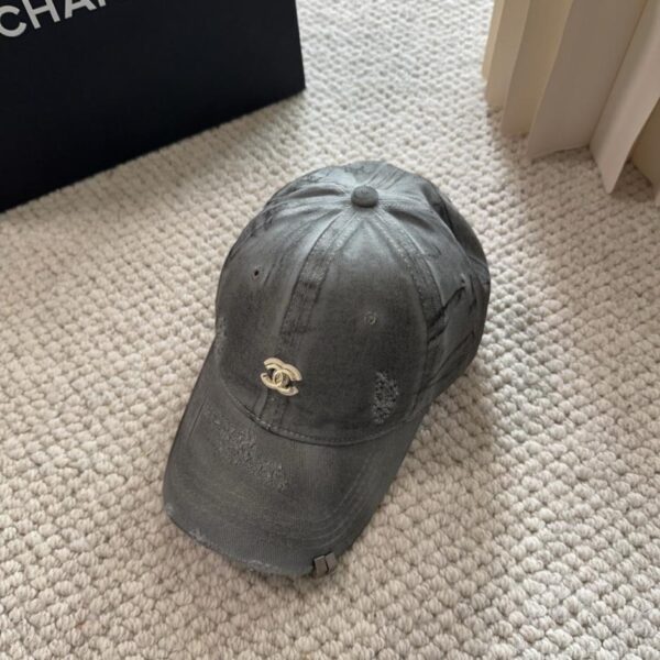 réplica,joyas,joyería,1:1,replica,fake,lujo,barato La nueva colección Otoño/Invierno de Chanel incluye gorras de béisbol clásicas, informales y modernas (FC63CO).