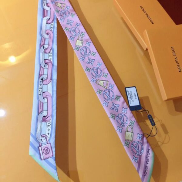 réplica,joyas,joyería,1:1,replica,fake,lujo,barato La diadema LV luce el estampado Monogram, un homenaje al diseño clásico de la marca (VUHOIL).