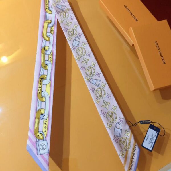 réplica,joyas,joyería,1:1,replica,fake,lujo,barato La diadema LV luce el estampado Monogram, rindiendo homenaje al diseño clásico de la marca (E4EFES).