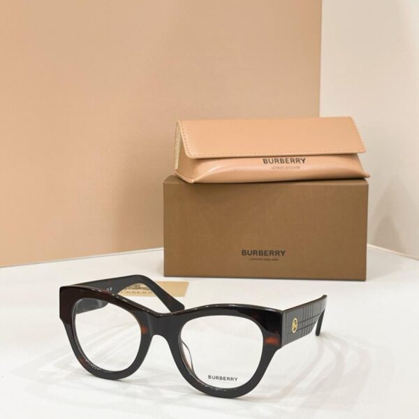 réplica,joyas,joyería,1:1,replica,fake,lujo,barato Las monturas de gafas Burberry, modelo BE 4477 (EKDMHW), pueden equiparse con lentes graduadas.