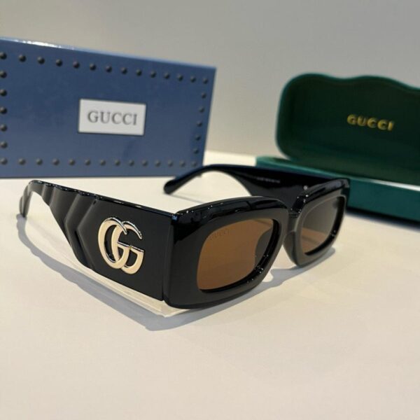 réplica,joyas,joyería,1:1,replica,fake,lujo,barato La colección oficial de principios de primavera de Gucci presenta las últimas gafas de sol extragrandes que lucen muchas celebridades (DRN5IU).