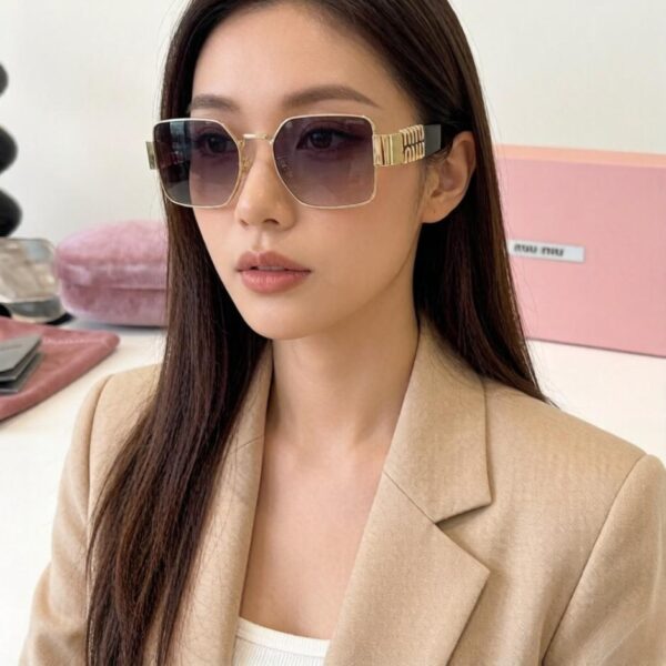 réplica,joyas,joyería,1:1,replica,fake,lujo,barato MIUMIU presenta sus nuevas y exclusivas gafas de sol de alta gama (ICYT5X) con motivo de su 25 aniversario en Europa.