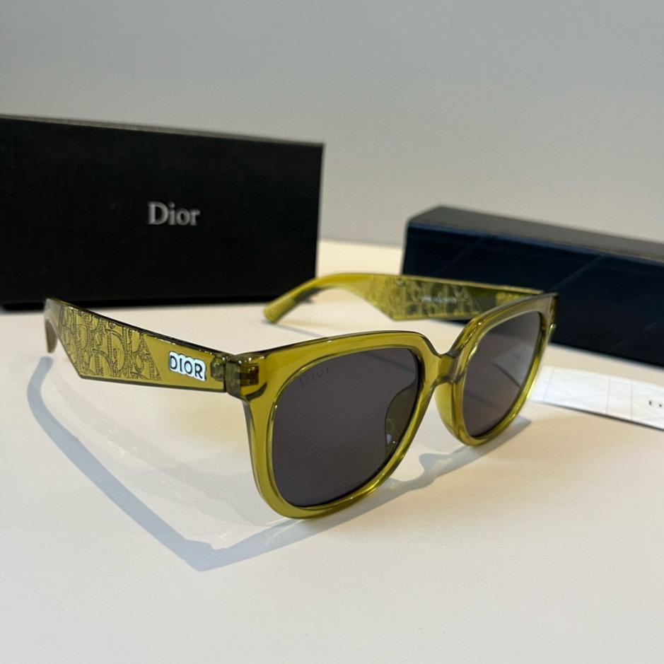 réplica,joyas,joyería,1:1,replica,fake,lujo,barato réplica,joyas,joyería,1:1,replica,fake,lujo,barato Colección Dior para hombre: Patillas adornadas con el logotipo de Dior en relieve (IXMRIG).