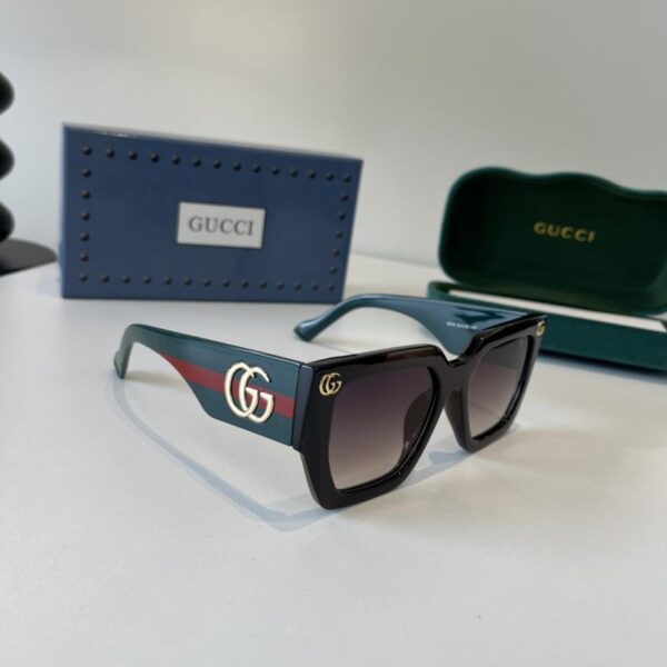 réplica,joyas,joyería,1:1,replica,fake,lujo,barato La colección oficial de principios de primavera de Gucci presenta nuevas gafas de sol extragrandes usadas por muchas celebridades (4M00GQ).
