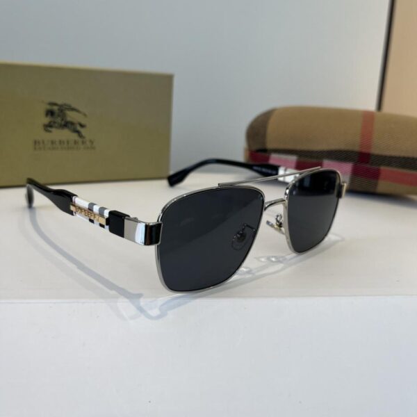 réplica,joyas,joyería,1:1,replica,fake,lujo,barato Las nuevas gafas de sol integradas para conducir de Burberry, las favoritas de muchas celebridades (2L6XXF)