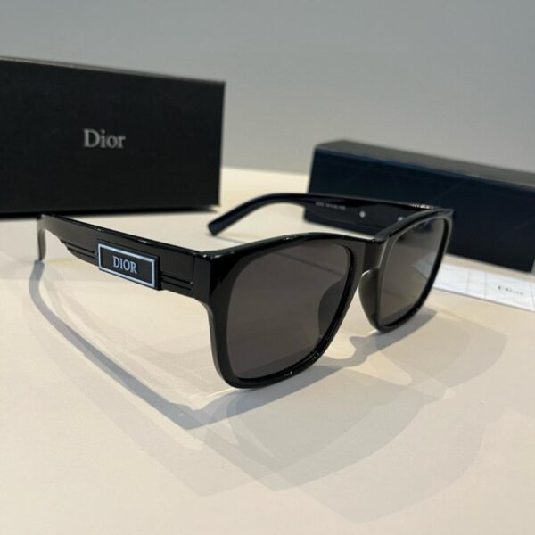 réplica,joyas,joyería,1:1,replica,fake,lujo,barato Colección Dior para hombre: Patillas adornadas con el logotipo de Dior en relieve (6RGLVM).