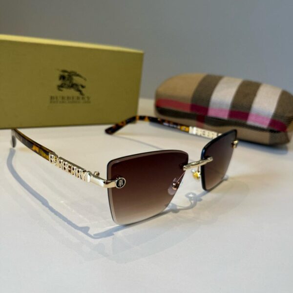 réplica,joyas,joyería,1:1,replica,fake,lujo,barato Las nuevas gafas de sol integradas para conducir de Burberry son un imprescindible para cualquier ocasión, y muchas celebridades las han lucido. (I4HYEN)